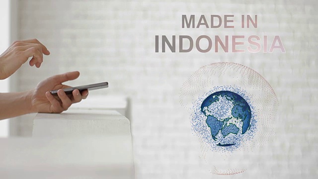 手发射地球全息图和印尼制造文字视频素材