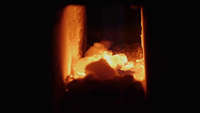 在锻造炉中锻造用于加热金属的火视频下载