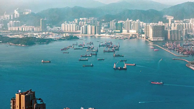 从太平山顶拍摄的香港海上运输业视频素材