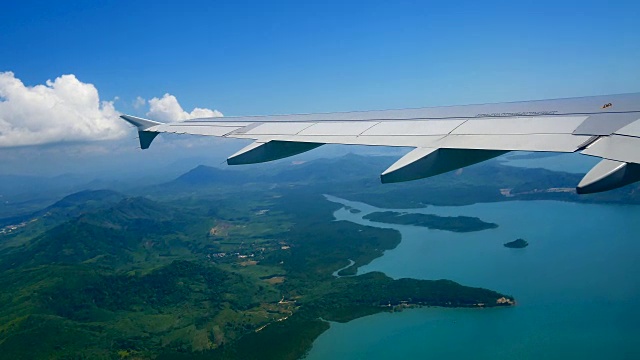 旅行视频从飞机窗口通过机翼和引擎查看在飞行中起飞。视频素材