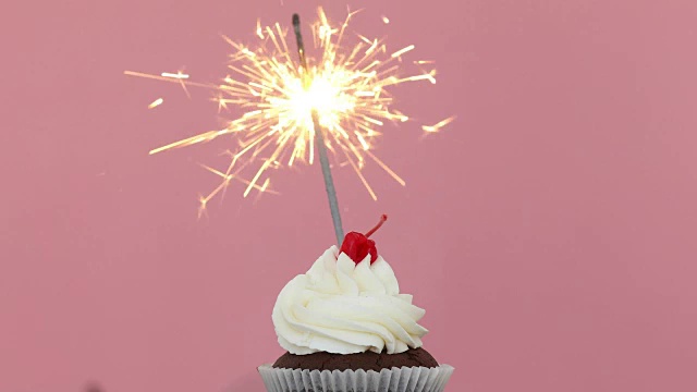 粉红色背景的生日小蛋糕视频素材