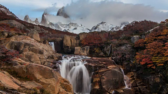 日出时的瀑布和菲茨罗伊山。巴塔哥尼亚,阿根廷。视频素材