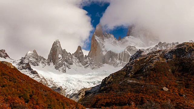云中的菲茨罗伊山。阿根廷巴塔哥尼亚。视频素材