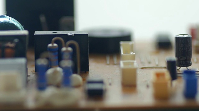 微距镜头拍摄PCB板微电路，小车滑动视频素材