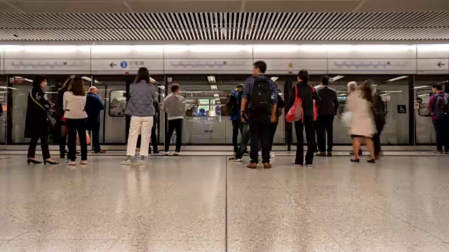 4K时间间隔-香港人在等待地铁视频素材