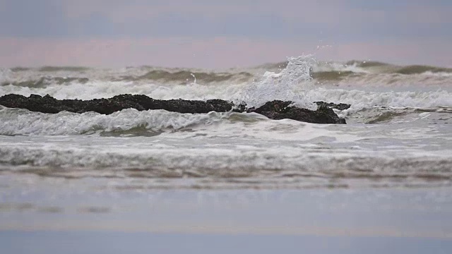 泰国热带海滩美丽海浪拍打岩石海岸线的慢动作视频素材