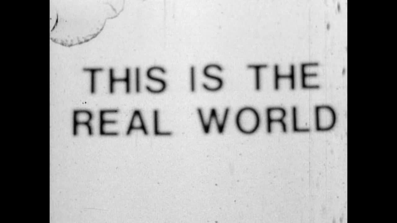 复古16mm黑白实验胶片;标题卡上写着，“这是真实的世界”有点焦，划痕，门织和颗粒状的图像。视频下载