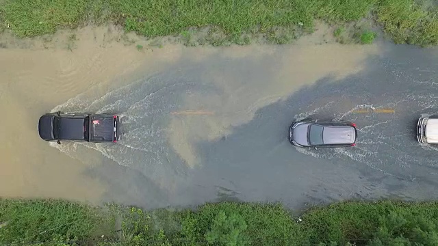 雨，洪水，街道行驶视频下载