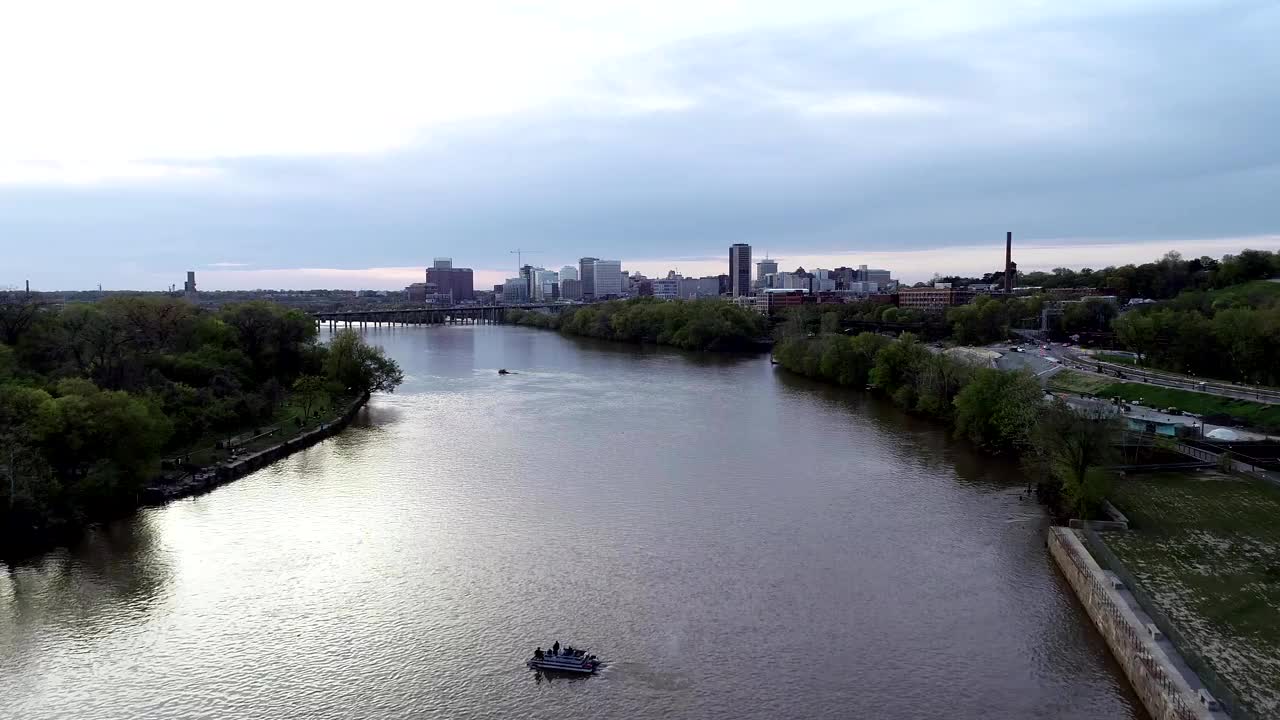 一架无人机在詹姆斯河上空飞向弗吉尼亚州里士满市中心视频下载