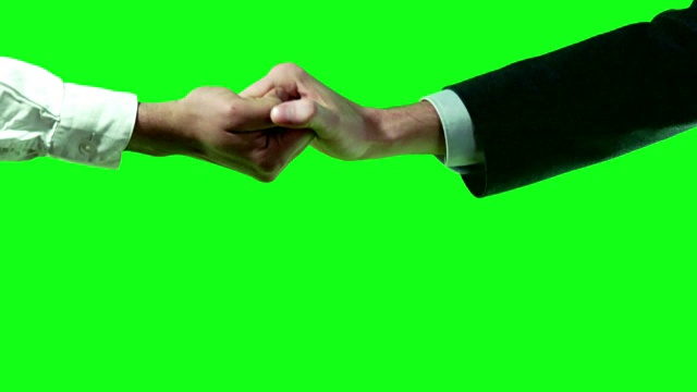 两套商务西装国际合作握手设置为4k视频。视频下载