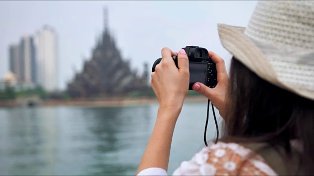 女游客在亚洲寺庙拍照视频购买