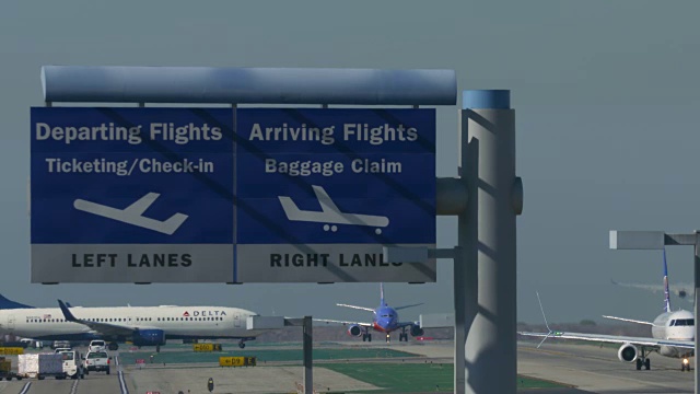 洛杉矶国际机场的进出标志视频素材