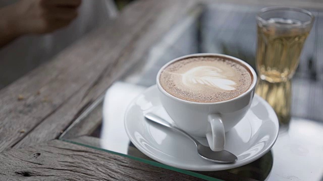 慢动作女人手握和传递服务的一个热咖啡在白色的杯子。视频素材