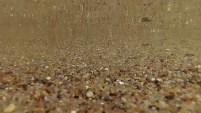 在水下与沙底POV湖游泳视频素材