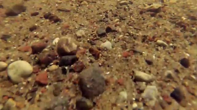 在水下与沙底POV湖游泳视频素材