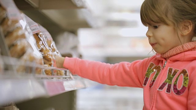 小女孩在杂货店挑选食物视频素材