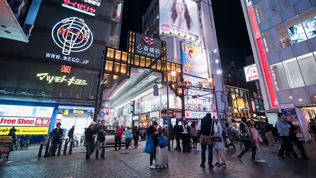 4k时光流逝:在日本大阪道顿堀，人们走在夜间购物街上视频素材