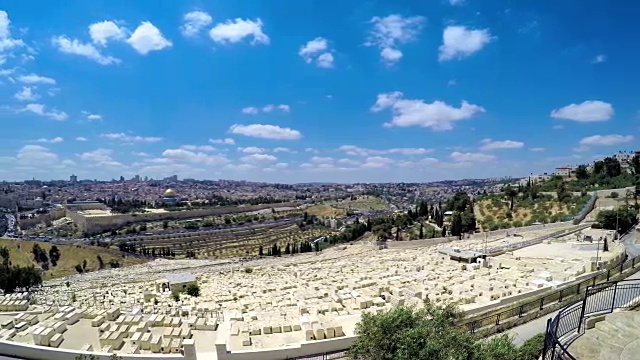 耶路撒冷老城和圣殿山的全景，岩石圆顶和阿克萨清真寺从橄榄山在耶路撒冷视频下载