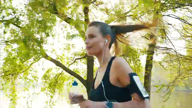 年轻的女运动员在跑步。视频素材