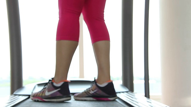 在跑步机上跑步的女人视频素材