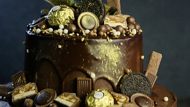 精美的巧克力蛋糕装饰特写视频下载