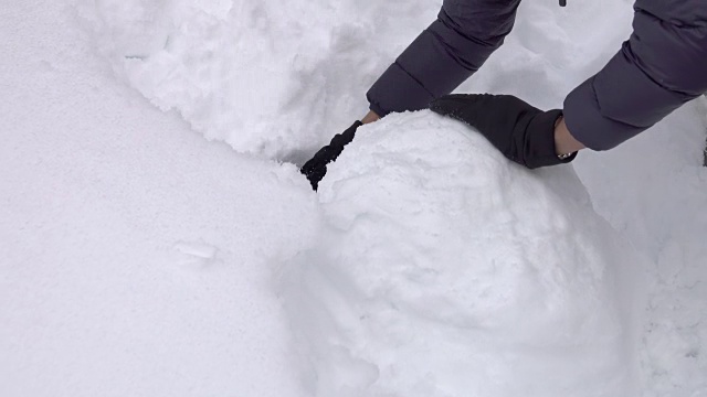 4k:特写打雪仗，堆雪人，在雪中嬉戏视频下载