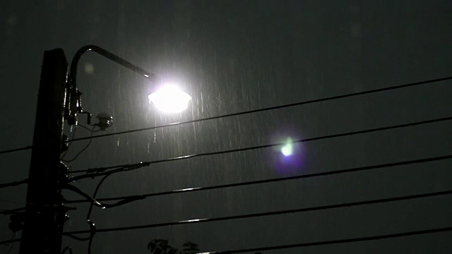 夜间暴雨、暴风雨和闪电的画面，以灯柱为背景视频素材