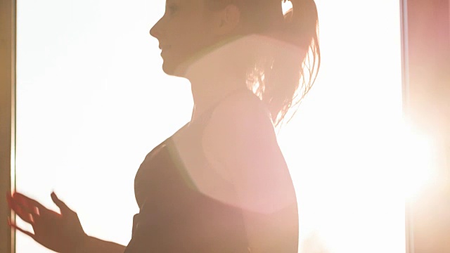 照明适合运动妇女做增强式锻炼视频素材