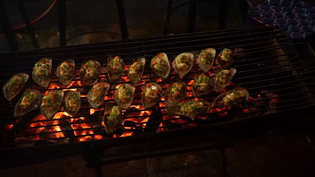 这是在亚洲夜市烧烤时烹饪海鲜的过程视频下载