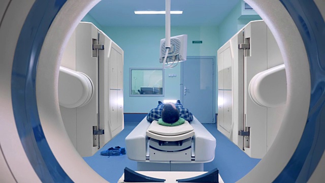 体层摄影板可以在人周围移动。病人进行了核磁共振成像，医学检查。视频素材