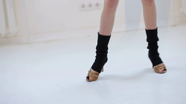 一个跳交际舞的女孩的脚的特写视频素材