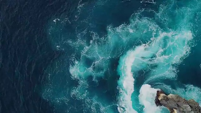 努萨佩尼达水晶湾的海浪视频素材