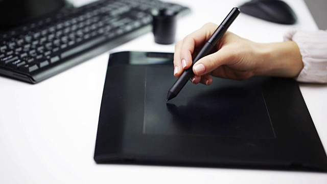 女性用手写笔在手写板上画画视频下载