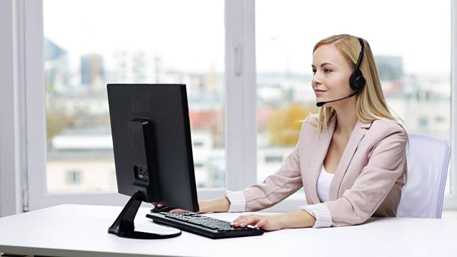 女商人用电脑和耳机说话视频素材