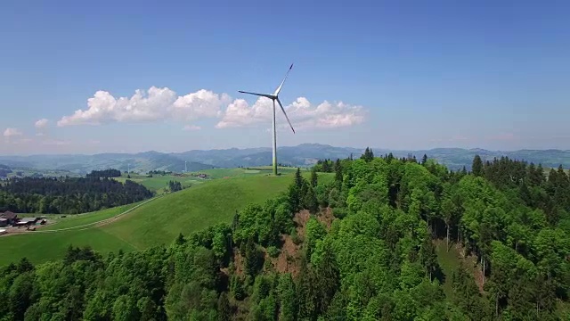 鸟瞰图风力发电机站在山顶视频素材