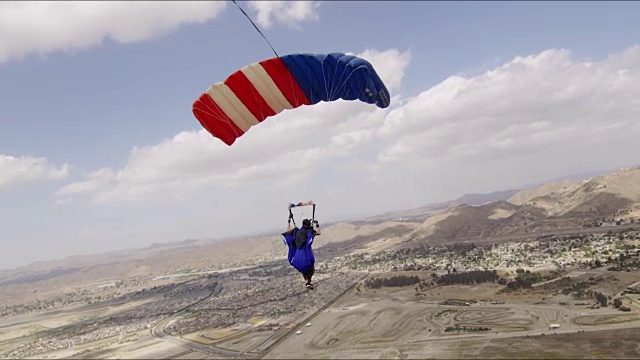 降落伞下的翼装飞行员视频下载