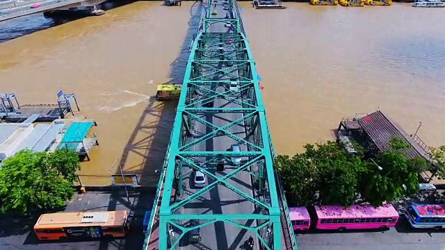 Phra Phuttha yudfa桥，泰国曼谷纪念桥;湄南河鸟瞰图视频素材