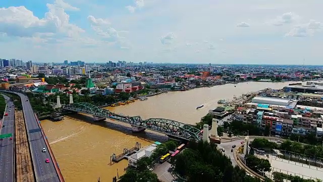 Phra Phuttha yudfa桥，泰国曼谷纪念桥;湄南河鸟瞰图视频素材