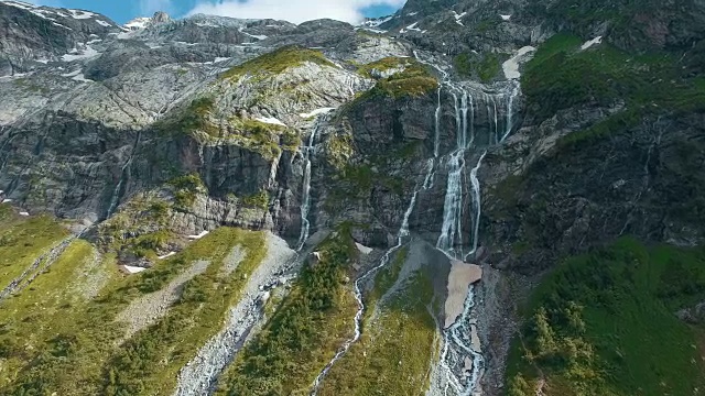史诗般的空中特写瀑布在美丽的山在格陵兰视频下载