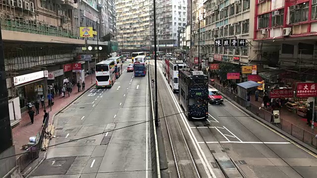 中国香港，2018年1月31日:鸟瞰图，繁忙的交通和行人，中国香港市中心视频下载