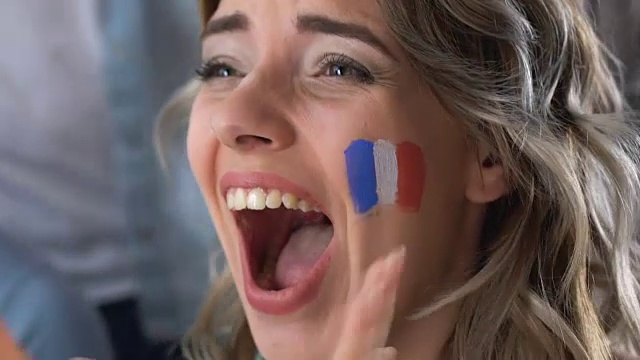 法国女球迷观看足球比赛，庆祝进球，支持球队视频素材