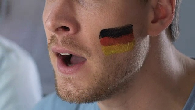 德国球迷在体育场观看比赛，一边喊着口号一边支持球队视频素材