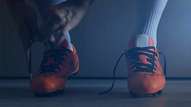 足球运动员穿上他的鞋子视频素材