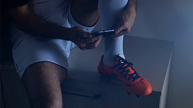 足球运动员在手机上打字，4k视频素材
