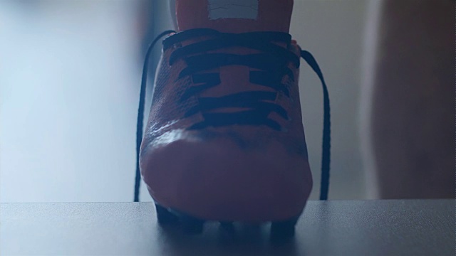足球运动员穿上他的鞋子。缓慢的运动。视频素材