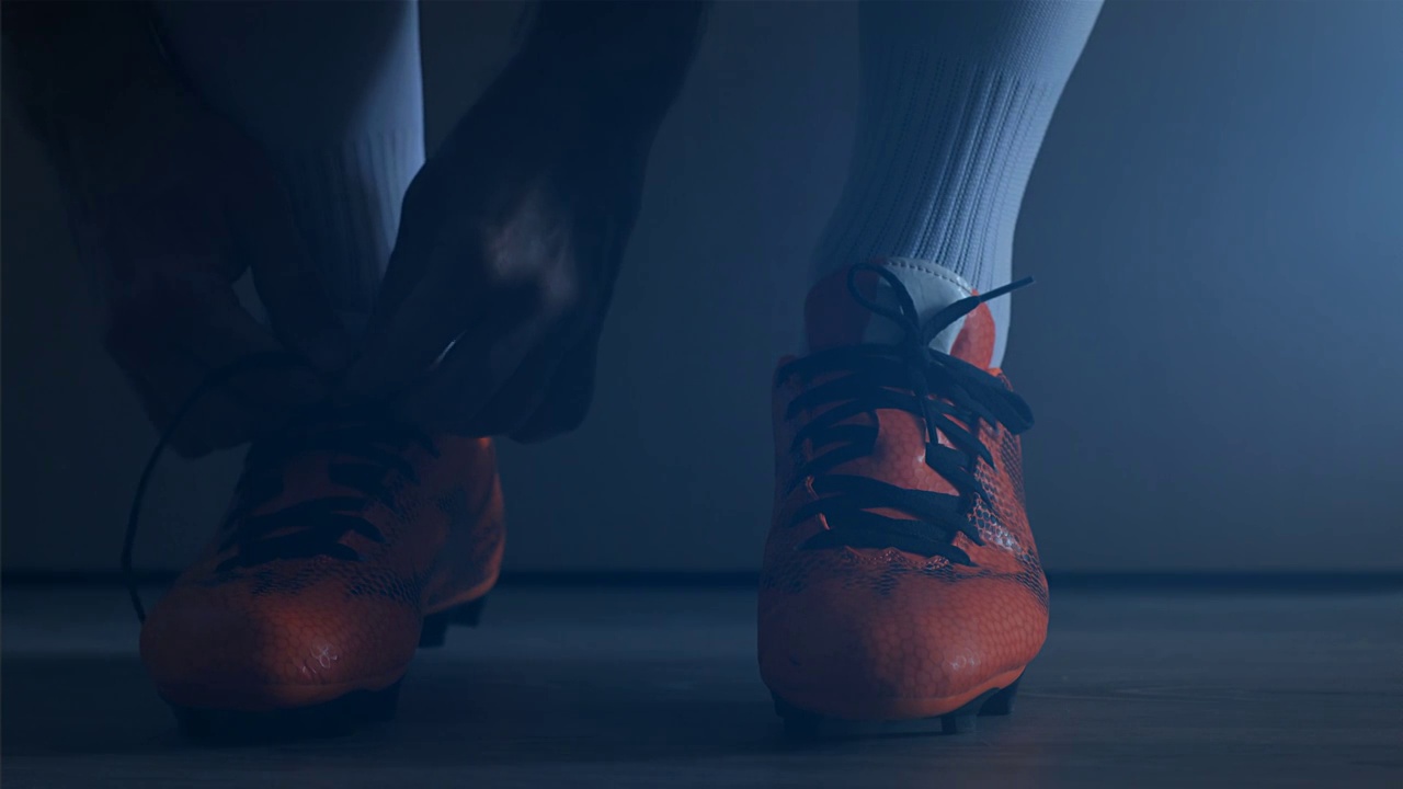 足球运动员穿上他的鞋子。缓慢的运动。视频素材