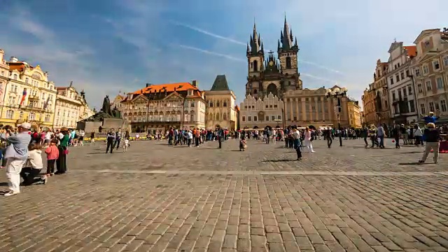 时光流逝:阳光明媚的一天，拥挤的游客漫步在布拉格老城广场视频素材