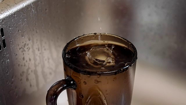 滴下的水滴。视频素材
