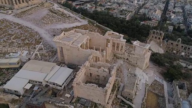 鸟瞰图在希腊雅典卫城的古城堡丙皮莱亚门视频素材