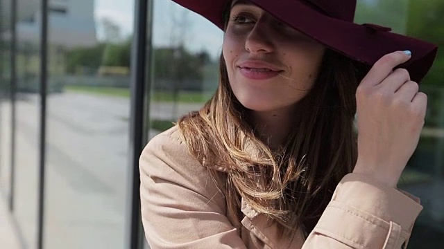 肖像少女微笑服装时尚红帽子户外视频素材